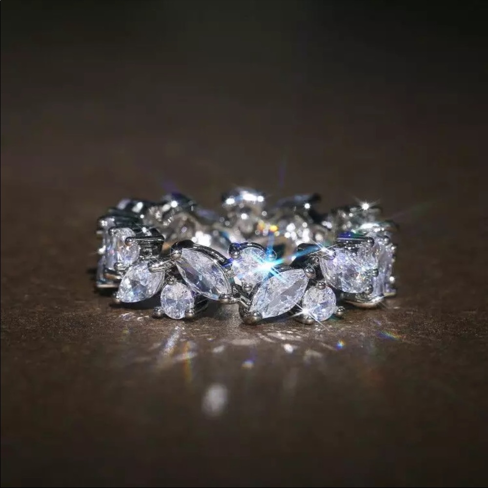 New 18K White Gold Women’s Diamond Bridal Ring - Picture 2 of 6